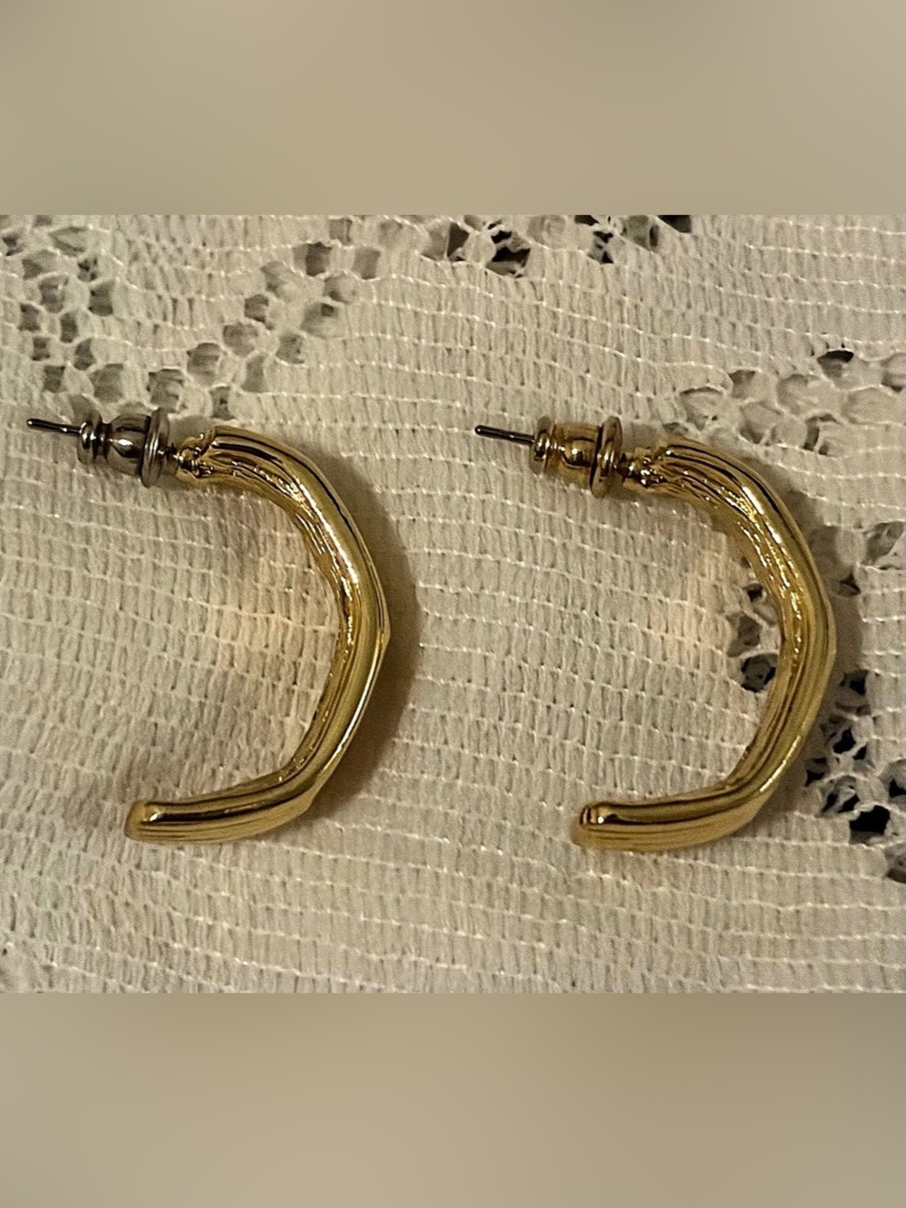 ✨💛Vintage Marvella Gold Tone Two-Tone Enamel Half Hoop Pierced Earrings